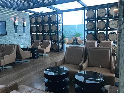 Ahlan Lounge no Aeroporto de Dubai.  Atmosfera requintada que segue o padrão do aeroporto
